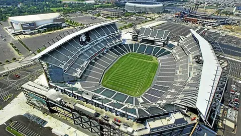 国足连败三场，王大雷回应“黄油手”风波，探寻国足复兴之道