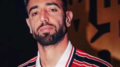 王曼昱与蒯曼喜获乒乓球女子双打金牌